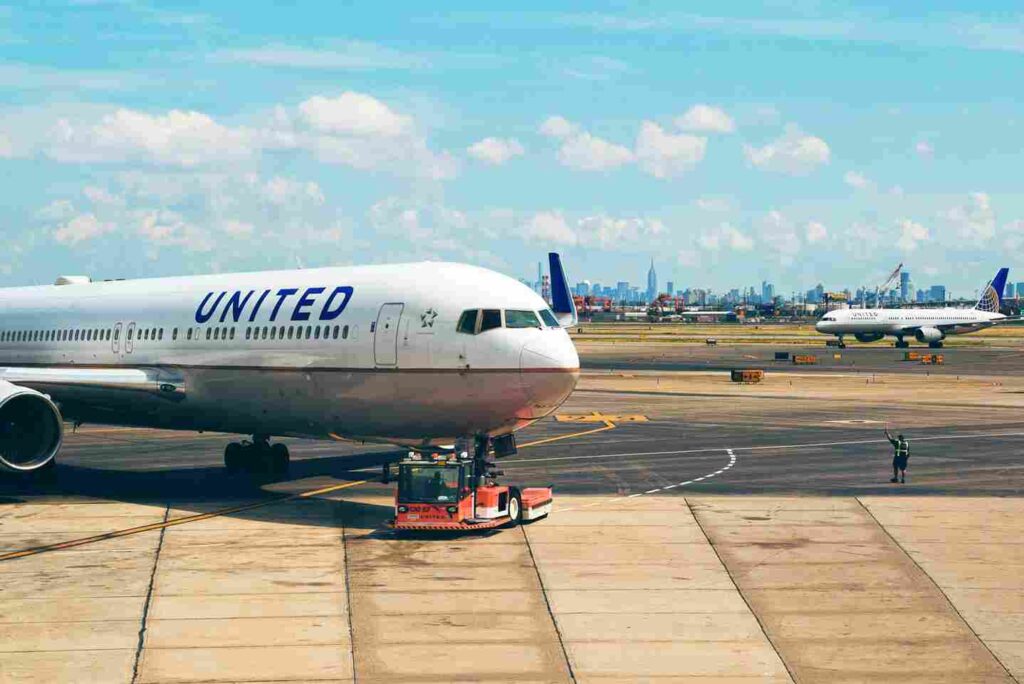 United UA1008 Airlines Flight Status 